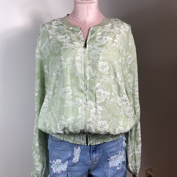 lightweight bomber jacket smocked sleeve and bottom band zipper closure - Picture 2 of 5